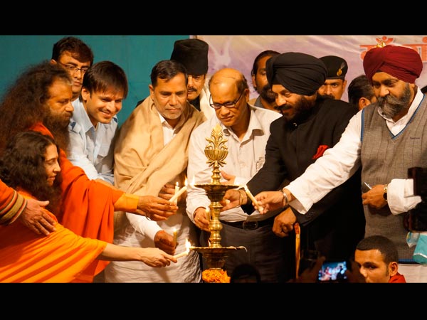 Vivek Oberoi and other devotees light a lamp