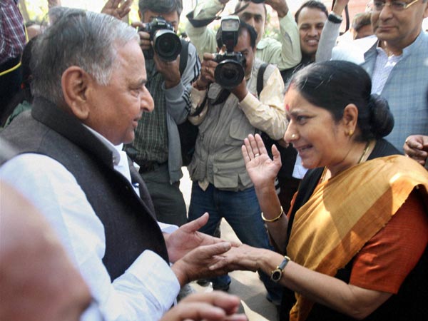 Sushma & Mulayam discussing Budget 2013