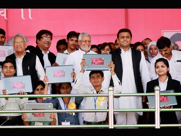 Free Laptop: Akhilesh and young students in UP