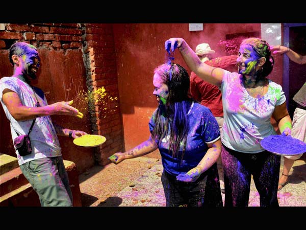 Foreigners enjoy Festival of Colours Foreigners enjoy Festival of Colours