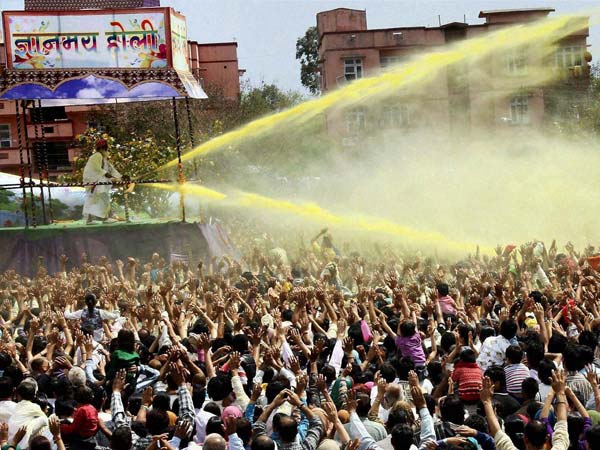 Lakhs gather to celebrate Holi Lakhs gather to celebrate Holi