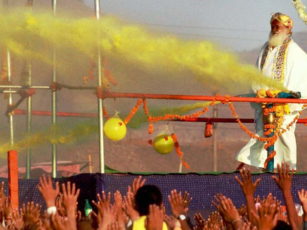 Asaram Bapu plays Holi Asaram Bapu plays Holi