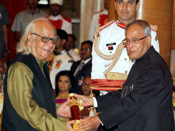 Pranab Mukherjee presents Padma Awards