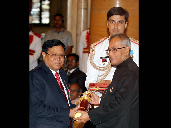 Pranab Mukherjee presents Padma Awards