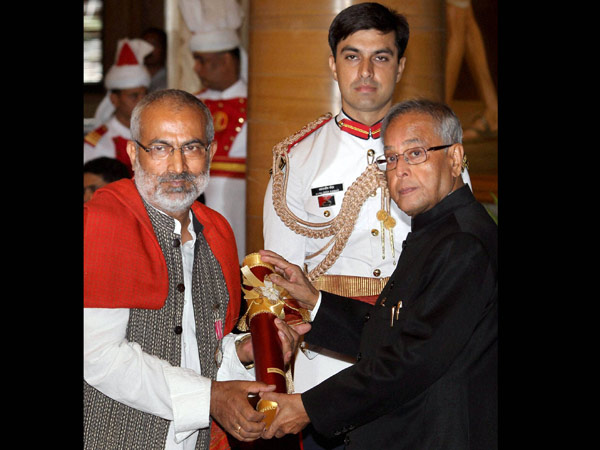 Pranab Mukherjee presents Padma Awards