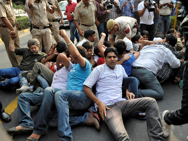 Delhi Rape: Police-Protesters Clash Outside PM Residence