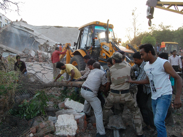 Bhopal Tragedy: Army Jawans helping Rescue Operation Team
