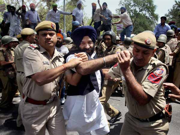 Sikhs protest outside Sonia Gandhi's residence