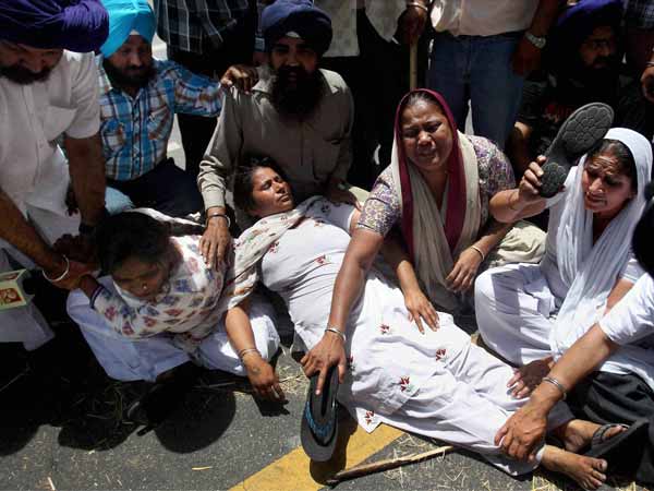 1984 riot: Victim's relatives stage protest outside Sonia's residence