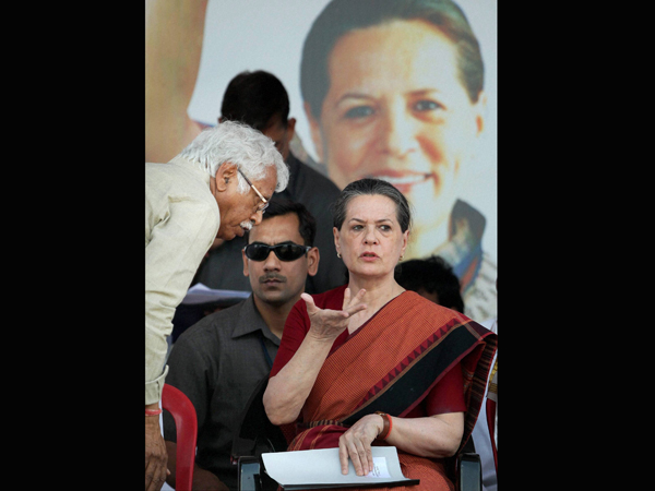 Karnataka Poll: Sonia Gandhi during rally in Bangalore