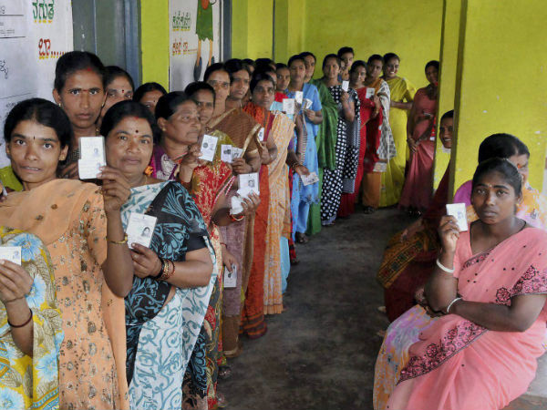 Voters' queue Voters' queue