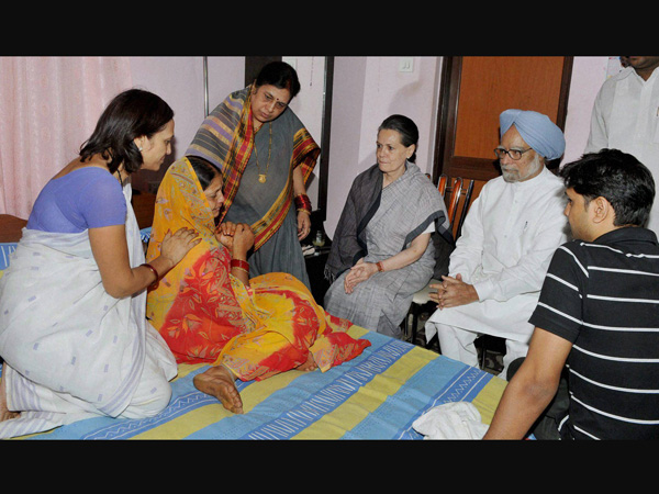 C'garh Naxal Attack: PM, Sonia meet kin of deceased