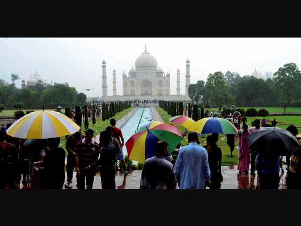 Tourists not affected by rains at Agra