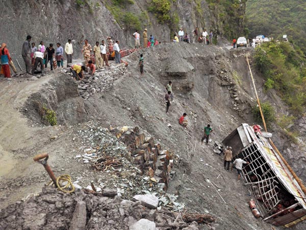 Truck falls in Bhagirathi River