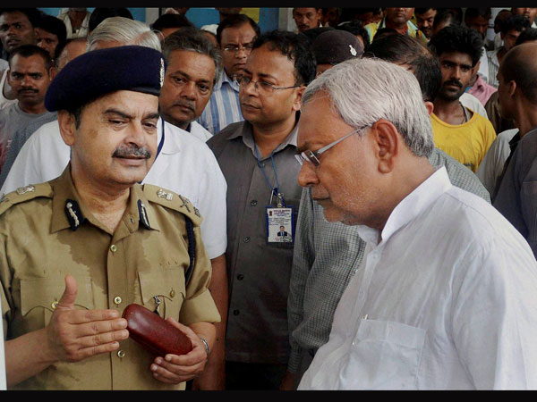 Bihar DGP discussing with Bihar Chief Minister Nitish Kumar
