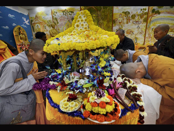 Foreign tourists offer prayers