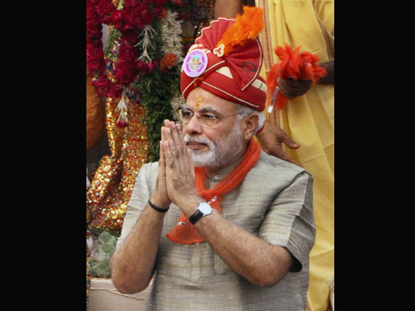 Narendra Modi going on the rath to performs 'Pahind Vidhi' puja