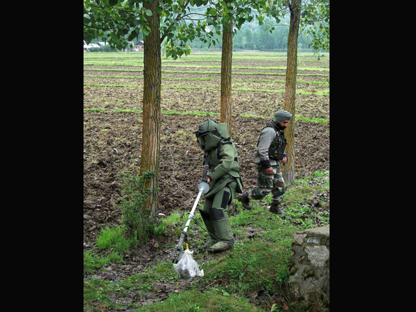 Army bomb squad personnel 