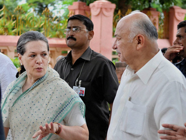 Sonia Gandhi along with Sushil Kumar Shinde