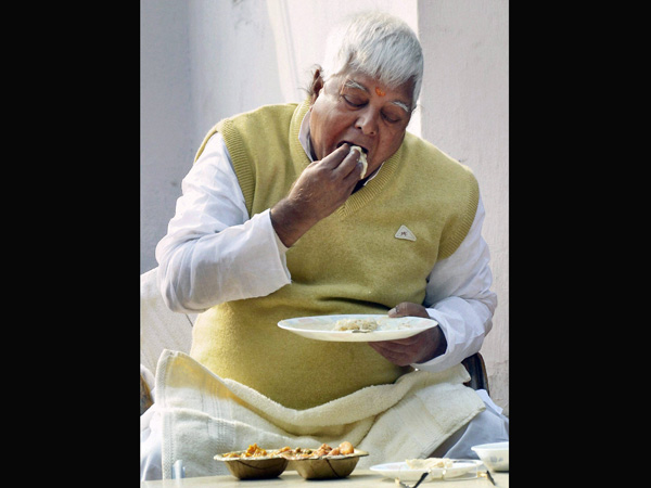 Lalu Prasad busy in having Makar Sankranti special food