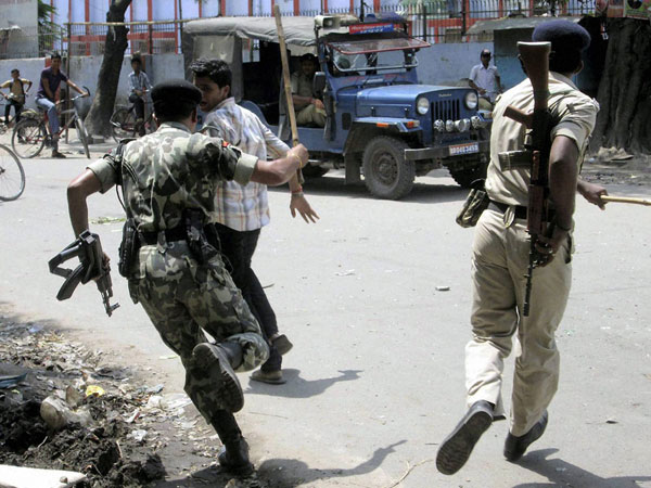 Mid-day Meal Tragedy: Police lathicharge a protester