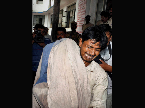 Man mourns for his dead daughter