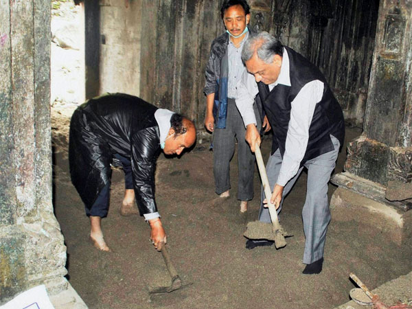 Vijay Bahuguna inside the flood-hit Kedarnath 