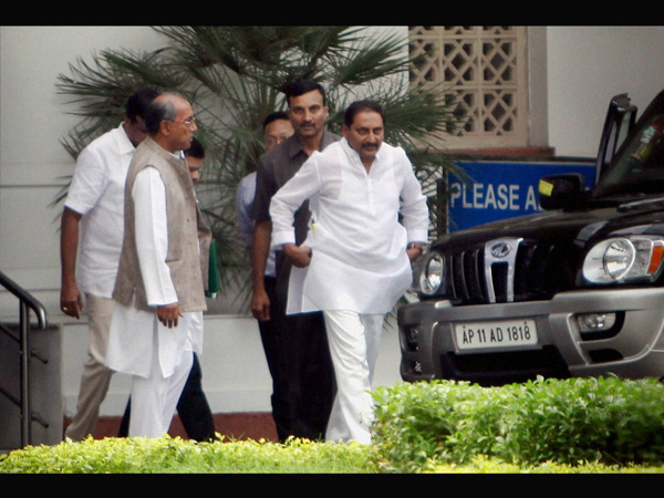 Andhra CM Kiran Kumar Reddy and Digvijay Singh after the talks