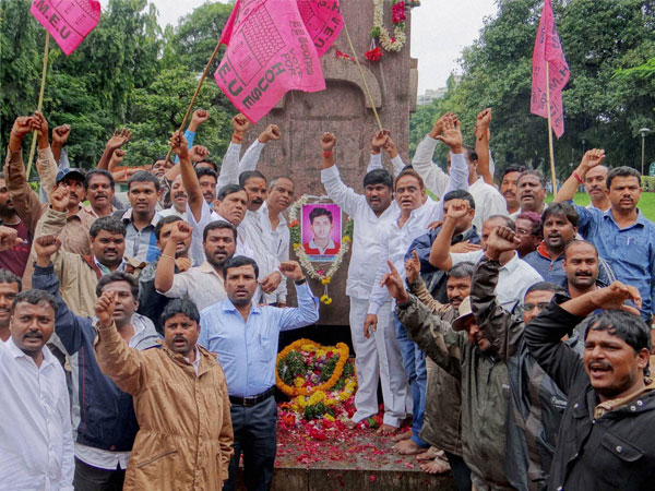 Pro-Telangana activists paying tributes