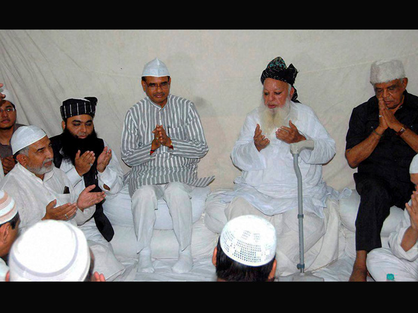 Shivraj Singh Chouhan take part in a Roza Iftar party