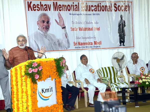 Speaks on an occasion