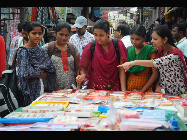 Raksha Bandhan festival in full form Raksha Bandhan festival in full form