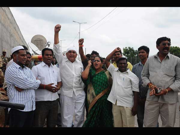 Supporters of Jagan continue their fight
