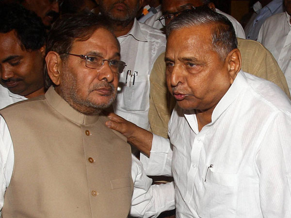 JDU chief Sharad Yadav with SP chief Mulayam Singh Yadav JDU chief Sharad Yadav with SP chief Mulayam Singh Yadav