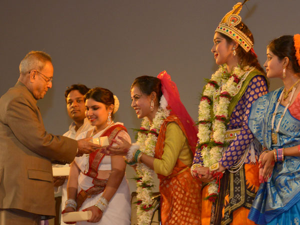 President greets the performers