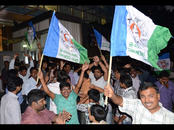 Jagan's fans gather outside Hyderabad Jail