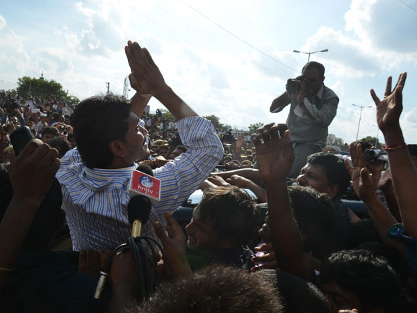 Jagan waves appreciating support by followers