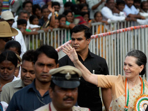 Sonia amid Congress supporters