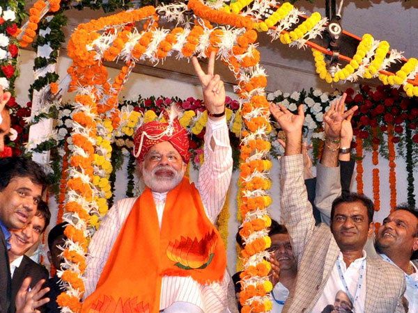 Mumabi: Modi weighed against silver