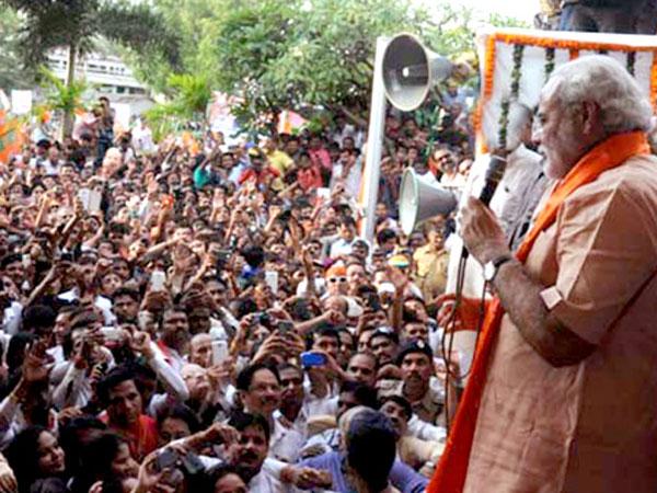 Huge crowd welcome Modi in Mumbai 