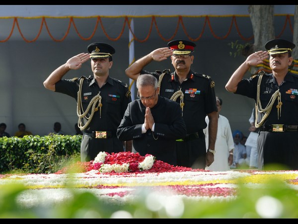 Pranab Mukherjee paying homage to former Prime Minister