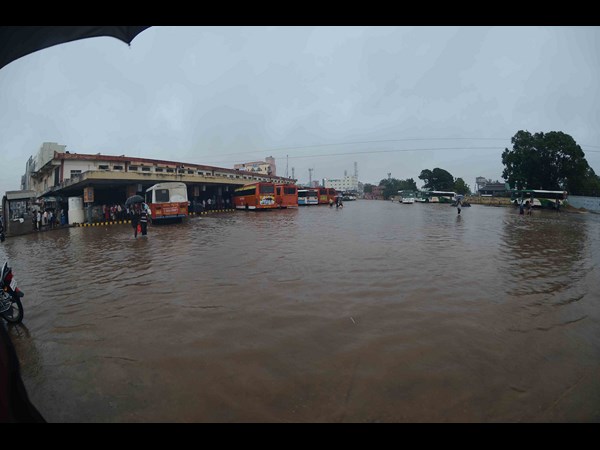 Submerged bus stand