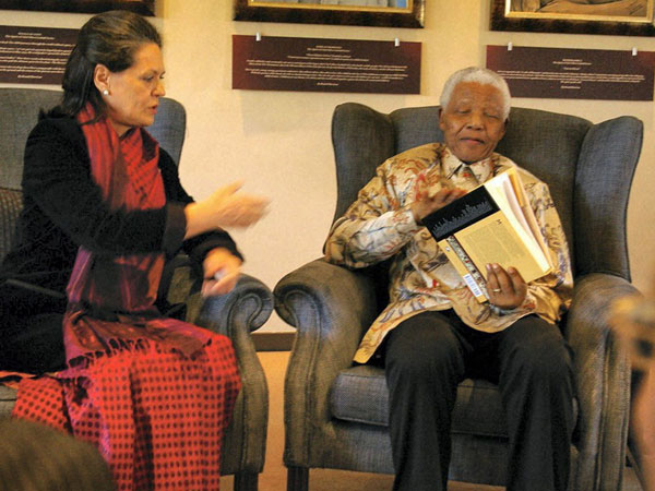 Nelson Mandela with Congress President Sonia Gandhi