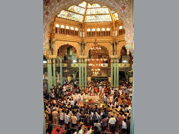 People pay tributes to the deceased king