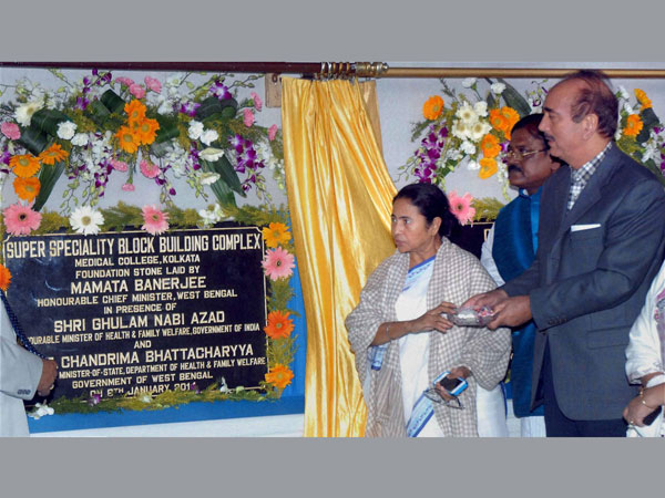 Union Health Minister Ghulam Nabi Azad with West Bengal Chief Minister Mamata Banerjee during foundation laying ceremony of several development project of Chittaranjan National Cancer Institute and Medical College, in Kolkata on January 6.