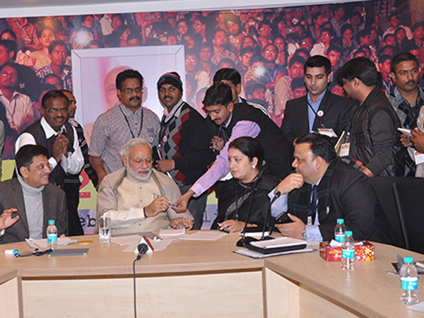 Narendra Modi interacts with volunteers