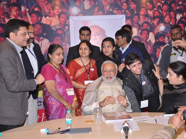  Narendra Modi interacts with volunteers