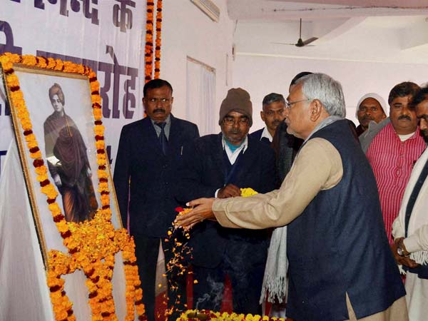 Nitish Kumar offers floral tribute