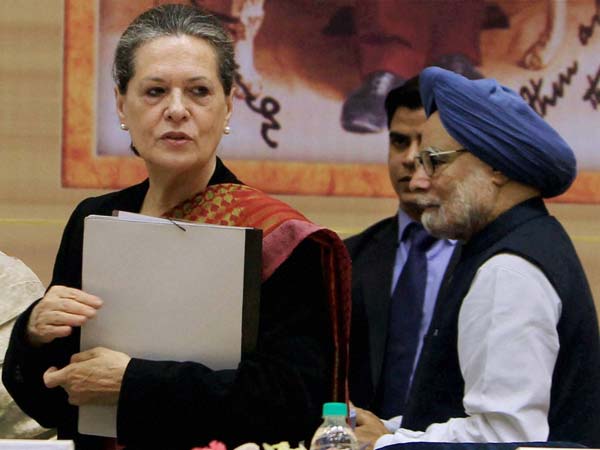 Prime Minister Manmohan Singh with UPA Chairperson Sonia Gandhi at the closing ceremony
