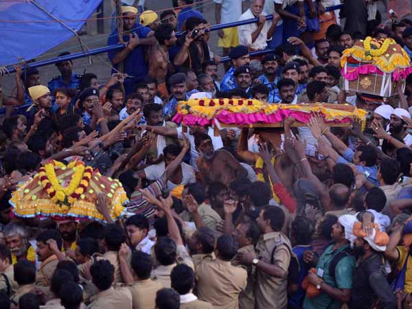 Lakhs of pilgrims were overwhelmed by the darsan of Lord Ayyappa